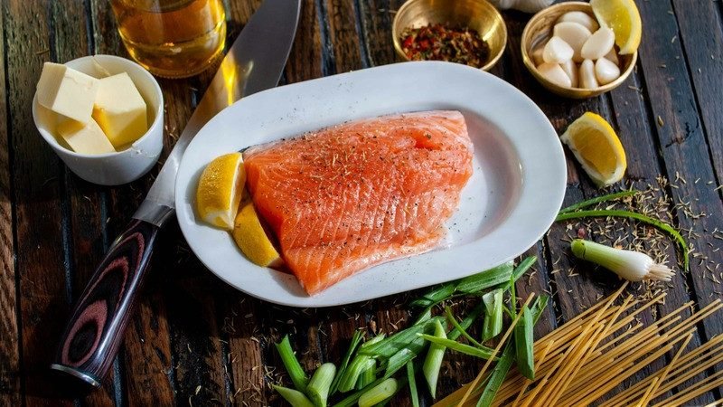 Quel vin avec le saumon ? Guide complet par préparation